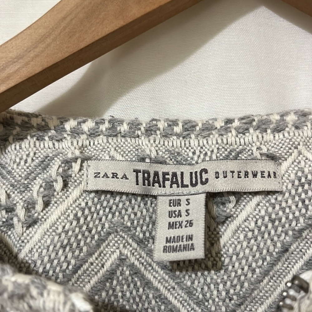 Zara Grey and White Geometric Design Long Sleeve Short Jscket - Picture 2 of 4